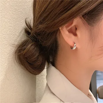 Минималистичен и елегантен геометричен C-образен ухо катарама жените изящни малки обеци